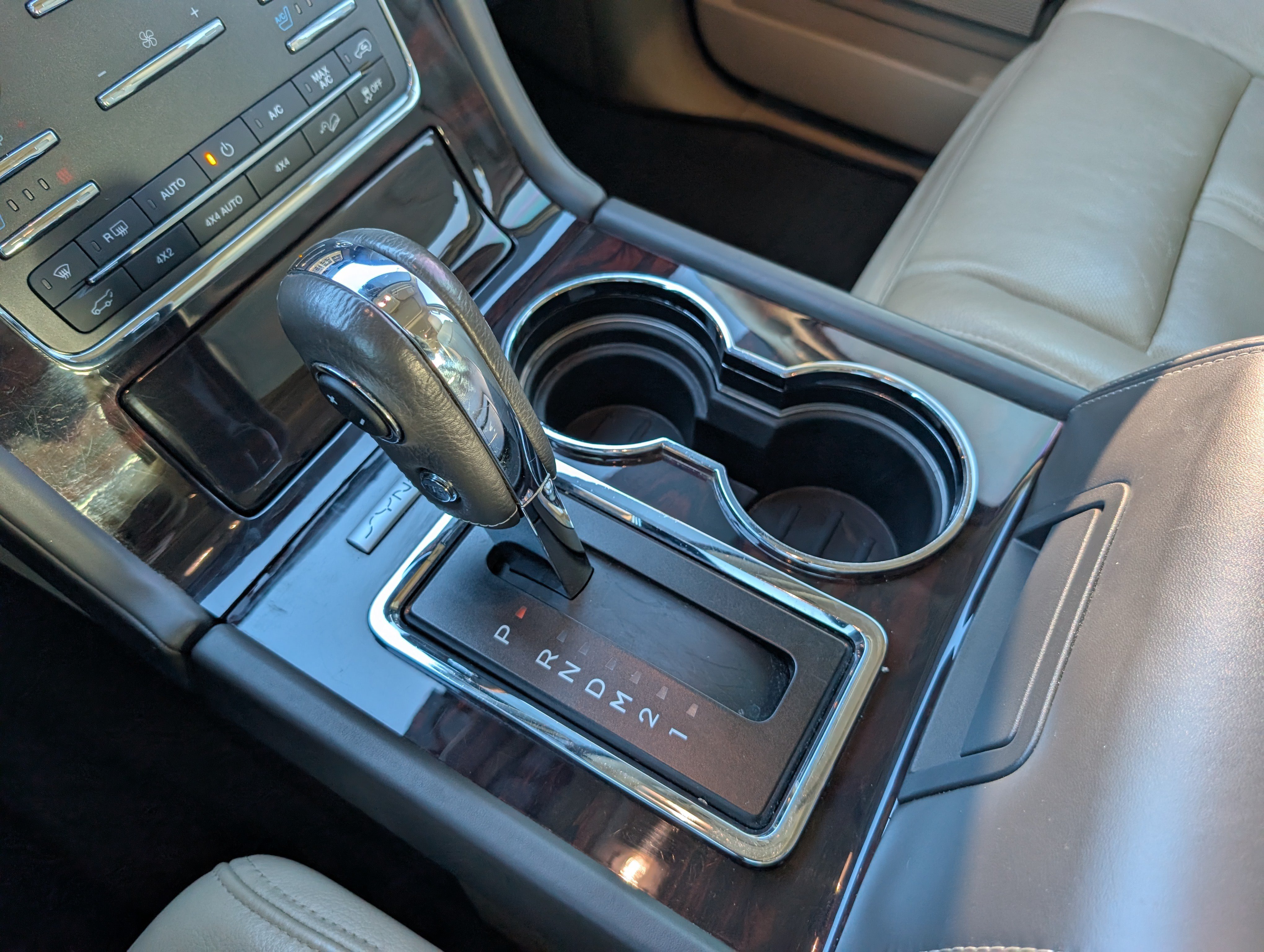 Used 2017 Lincoln Navigator Reserve AWD/4WD image 18