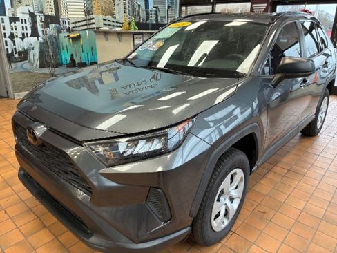 Used 2020 Toyota RAV4 LE image 7
