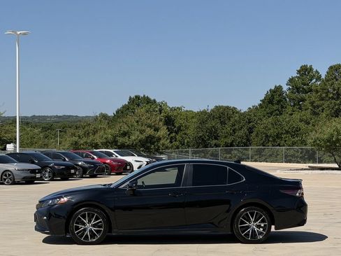 Used 2021 Toyota Camry SE FWD image 3