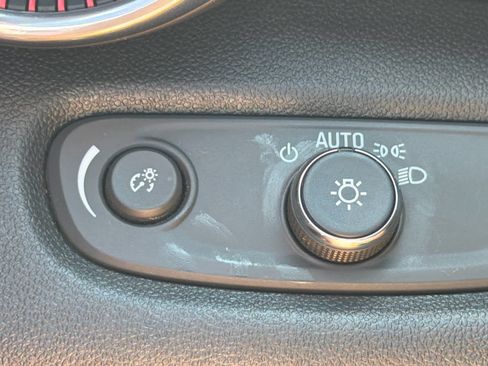 Certified 2024 Chevrolet Trax RS w/ Sunroof Package FWD image 19