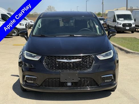 Used 2023 Chrysler Pacifica Touring-L image 10