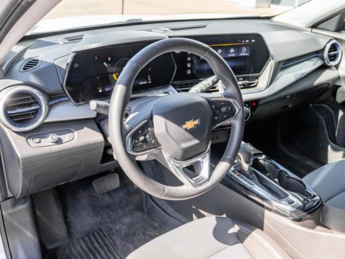Used 2025 Chevrolet Trax LT w/ LT Convenience Package FWD image 8