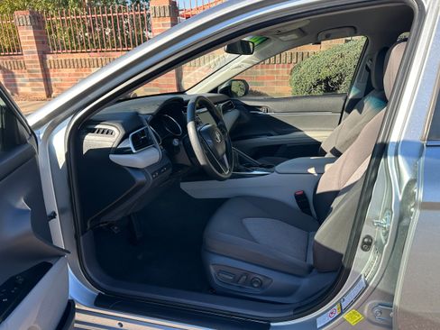 Used 2018 Toyota Camry LE image 6