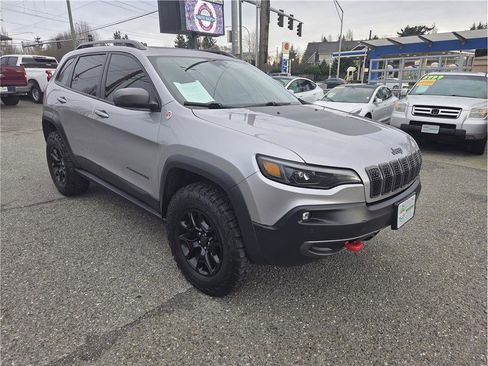 Used 2019 Jeep Cherokee Trailhawk image 2