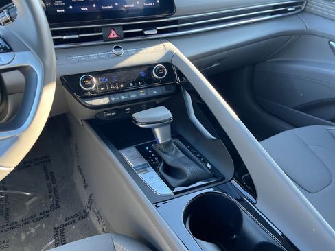 Used 2025 Hyundai Elantra SEL image 41