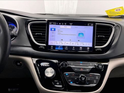 Used 2022 Chrysler Pacifica Touring-L image 5