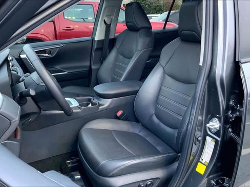 Used 2019 Toyota RAV4 Limited image 8