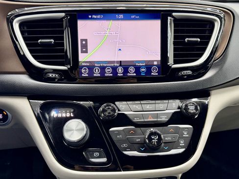 Used 2019 Chrysler Pacifica Touring Plus w/ Advanced Safetytec Group image 18