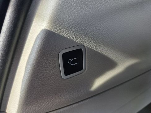 Used 2024 Chrysler Pacifica Touring-L FWD image 21