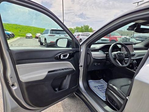 Used 2023 Jeep Compass Limited AWD/4WD image 12