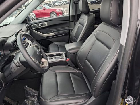 Certified 2022 Ford Explorer XLT w/ Equipment Group 202A image 7