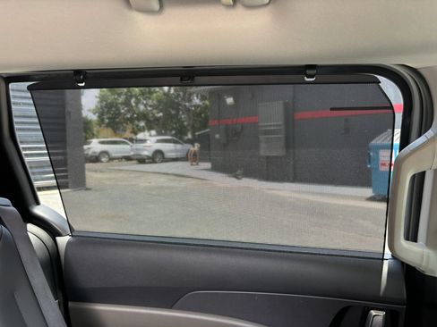 Used 2025 Kia Carnival EX FWD image 29