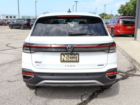 Used 2025 Volkswagen Taos SE AWD/4WD image 5