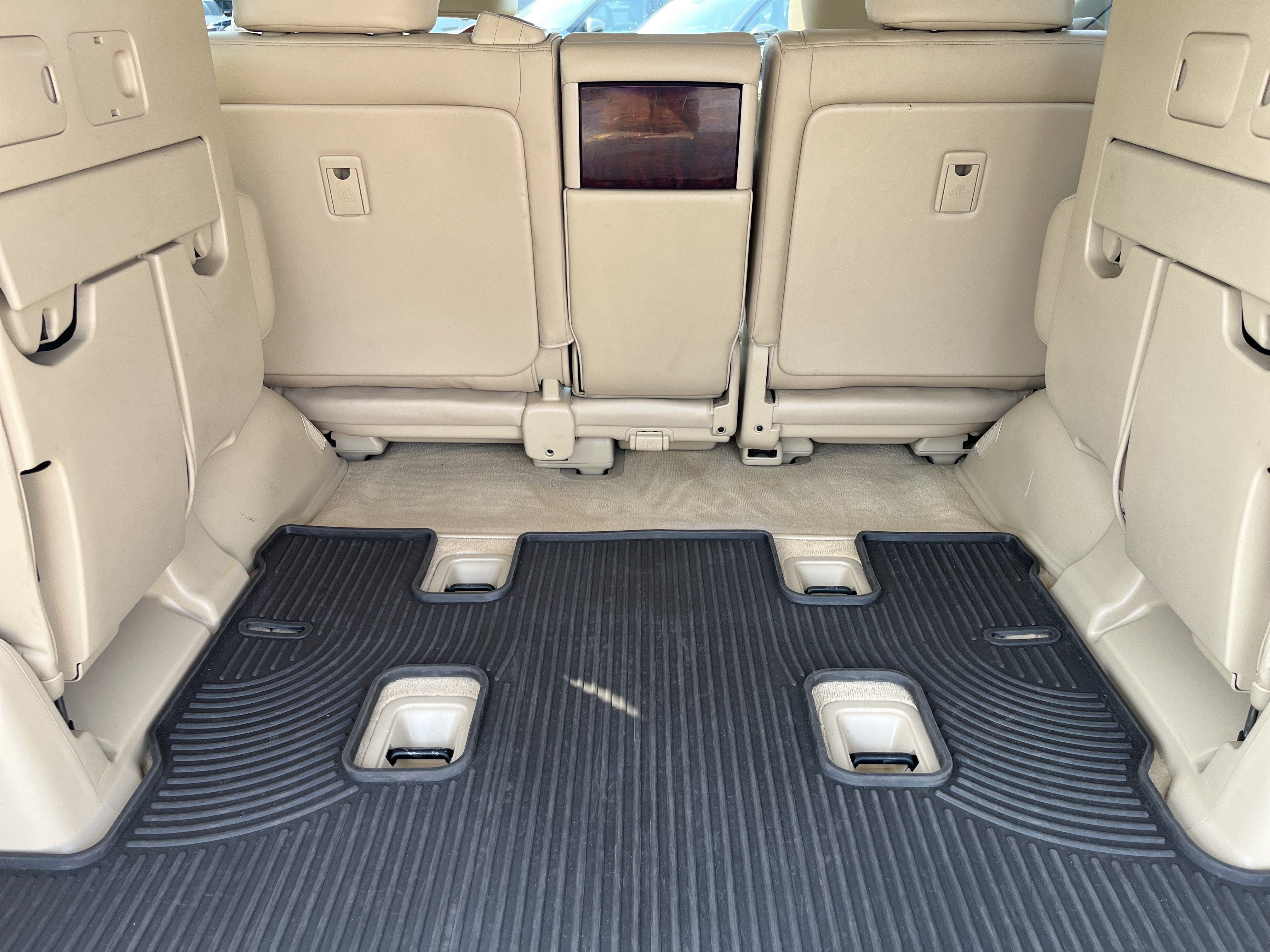 Used 2011 Lexus LX 570 4WD w/ Luxury Pkg image 12