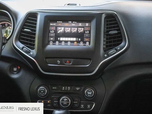 Used 2019 Jeep Cherokee Latitude Plus w/ Comfort/Convenience Group FWD image 17