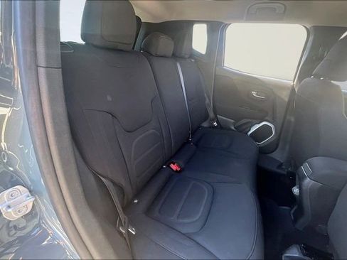Used 2018 Jeep Renegade Latitude FWD image 23