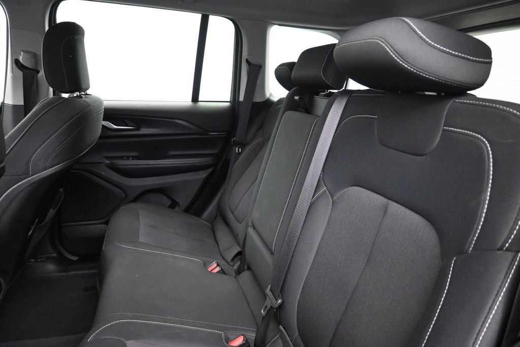 Used 2023 Jeep Grand Cherokee Laredo RWD image 14