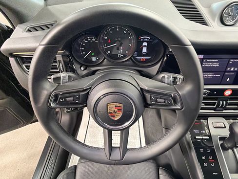 Certified 2025 Porsche Macan image 39