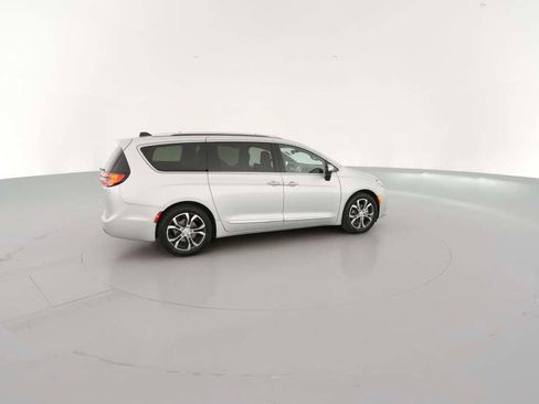 New 2026 Chrysler Pacifica Pinnacle image 13