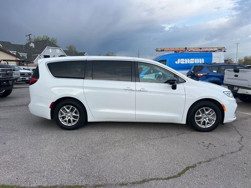 Used 2024 Chrysler Pacifica Touring-L image 4