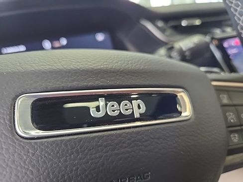 Used 2025 Jeep Grand Cherokee Limited w/ Luxury Tech Group II AWD/4WD image 36