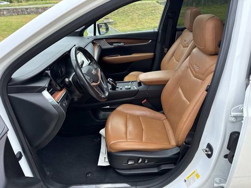 Used 2022 Cadillac XT5 Premium Luxury w/ LPO, Floor Liner Package AWD/4WD image 8
