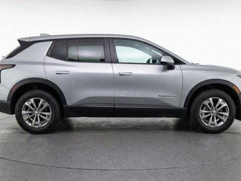 Used 2025 Chevrolet Equinox LT image 11