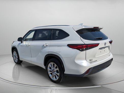 Used 2023 Toyota Highlander Limited FWD image 6