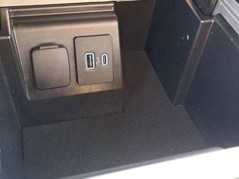 Used 2022 Ford Explorer Limited image 24