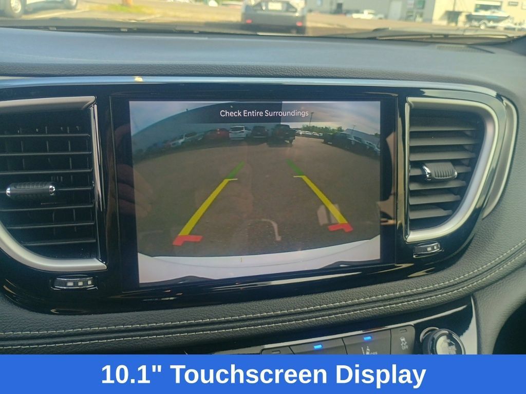 Used 2025 Chrysler Pacifica Select FWD image 16