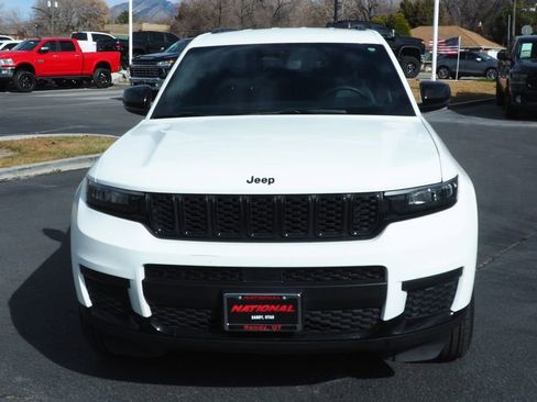 Used 2024 Jeep Grand Cherokee L Laredo image 2