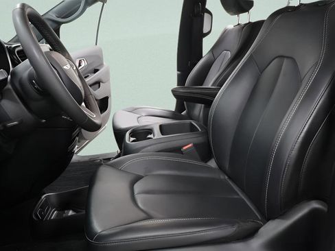 Used 2025 Chrysler Pacifica Select FWD image 21