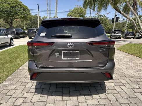 Used 2024 Toyota Highlander XLE FWD image 34