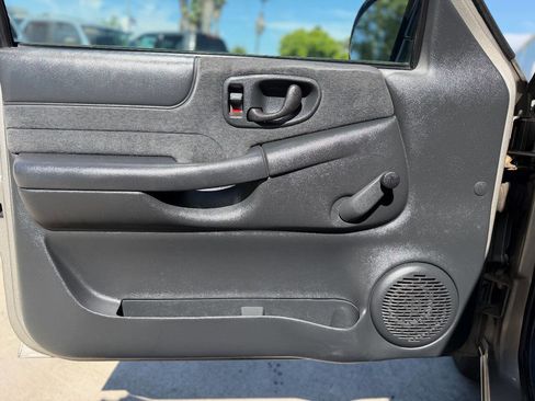 Used 2000 Chevrolet S10 Pickup LS w/ Preferred Equipment Group image 14