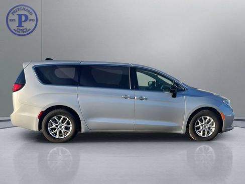 Used 2024 Chrysler Pacifica Touring-L FWD image 8