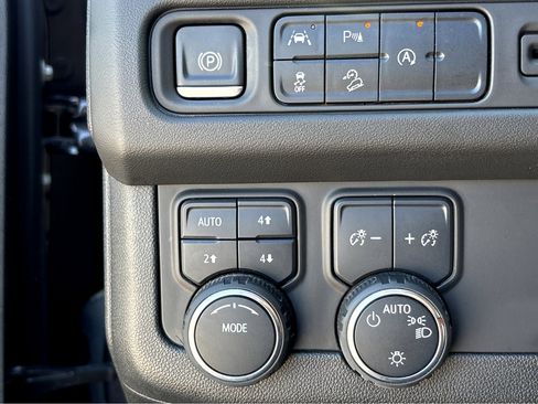 Used 2024 Chevrolet Tahoe Premier AWD/4WD image 12
