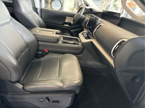 Used 2025 Ford Expedition Active AWD/4WD image 32