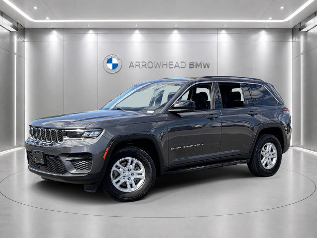 Used 2022 Jeep Grand Cherokee Laredo w/ Luxury Tech Group I AWD/4WD image 1
