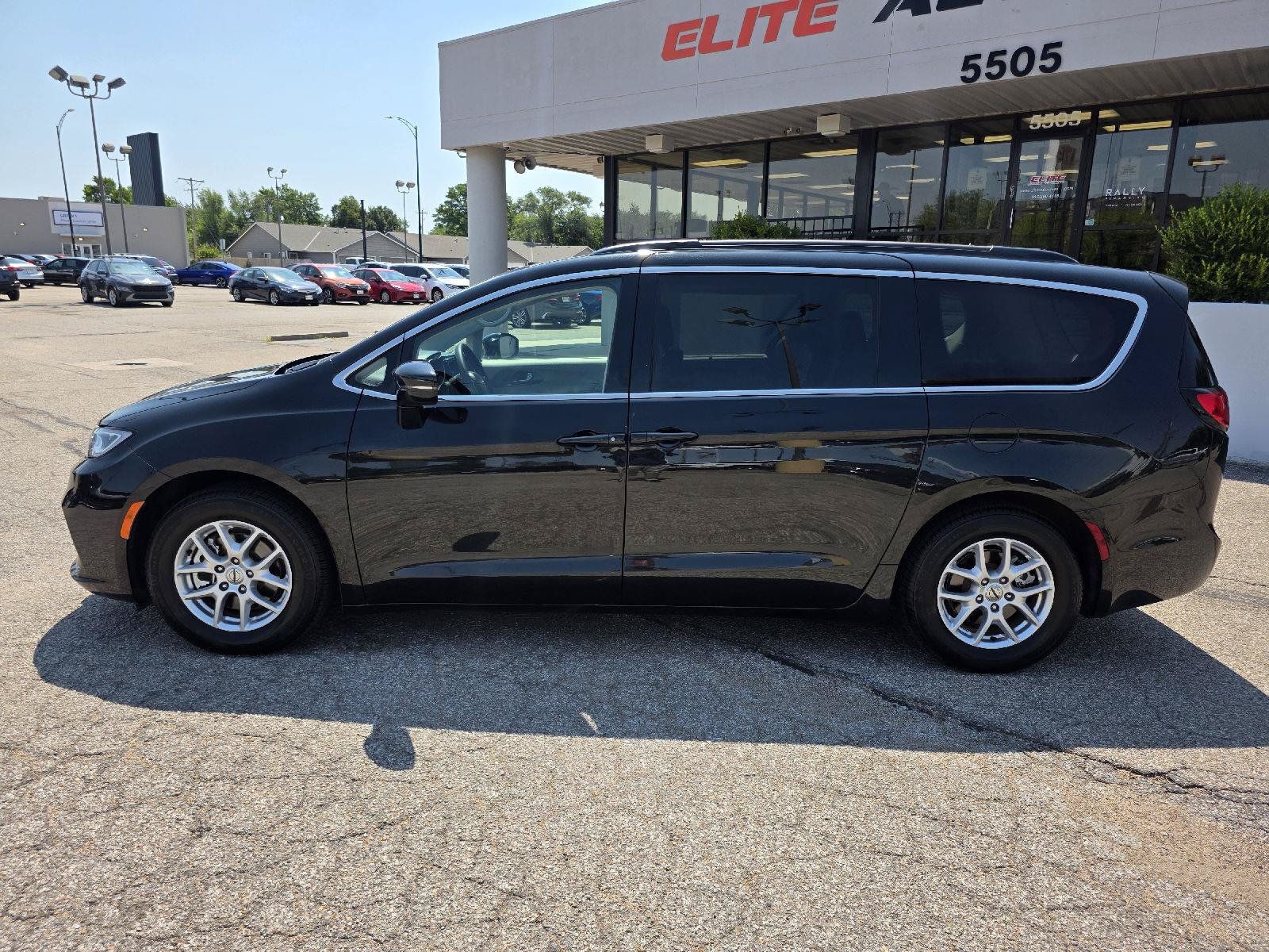 Used 2022 Chrysler Pacifica Touring-L FWD image 8