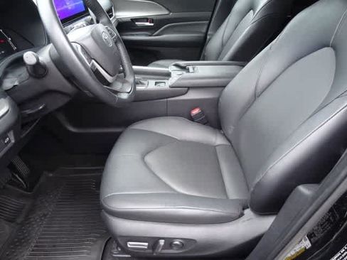 Used 2025 Toyota Grand Highlander AWD image 6