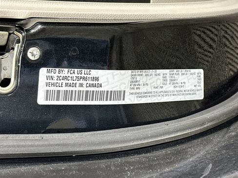 Used 2023 Chrysler Pacifica Touring-L FWD image 33