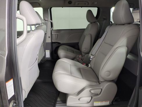 Used 2017 Toyota Sienna XLE Premium w/ Protection Package FWD image 28