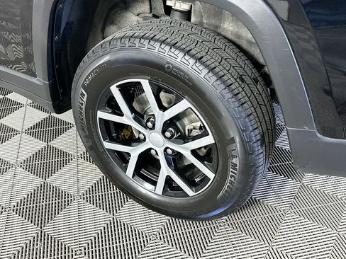 Used 2025 Jeep Grand Cherokee Limited AWD/4WD image 39