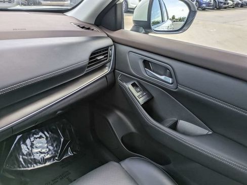 Used 2023 Nissan Rogue SV w/ SV Premium B Package FWD image 18