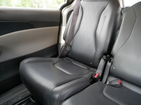 Used 2025 Kia Carnival FWD image 12