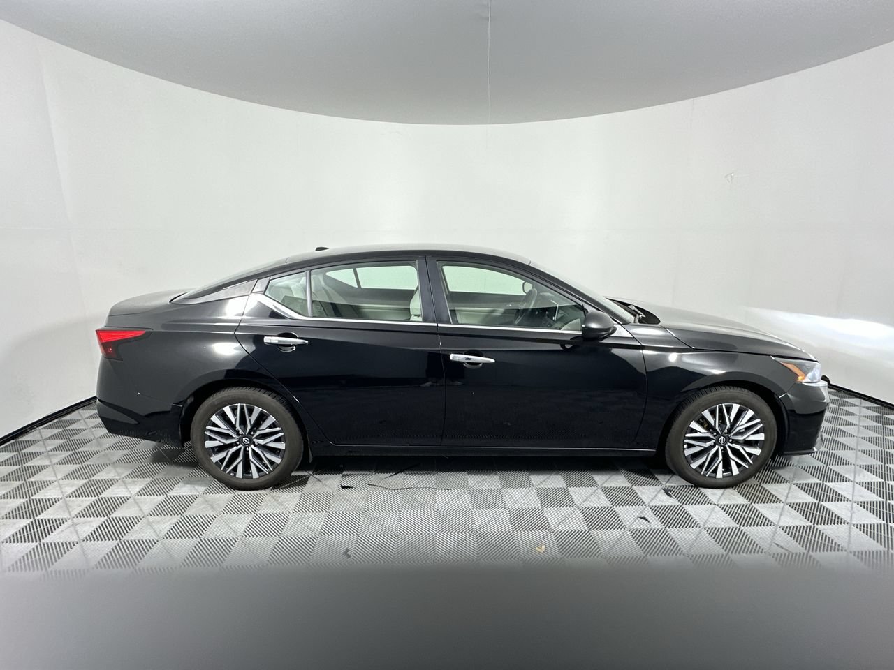 Used 2025 Nissan Altima 2.5 SV FWD image 18