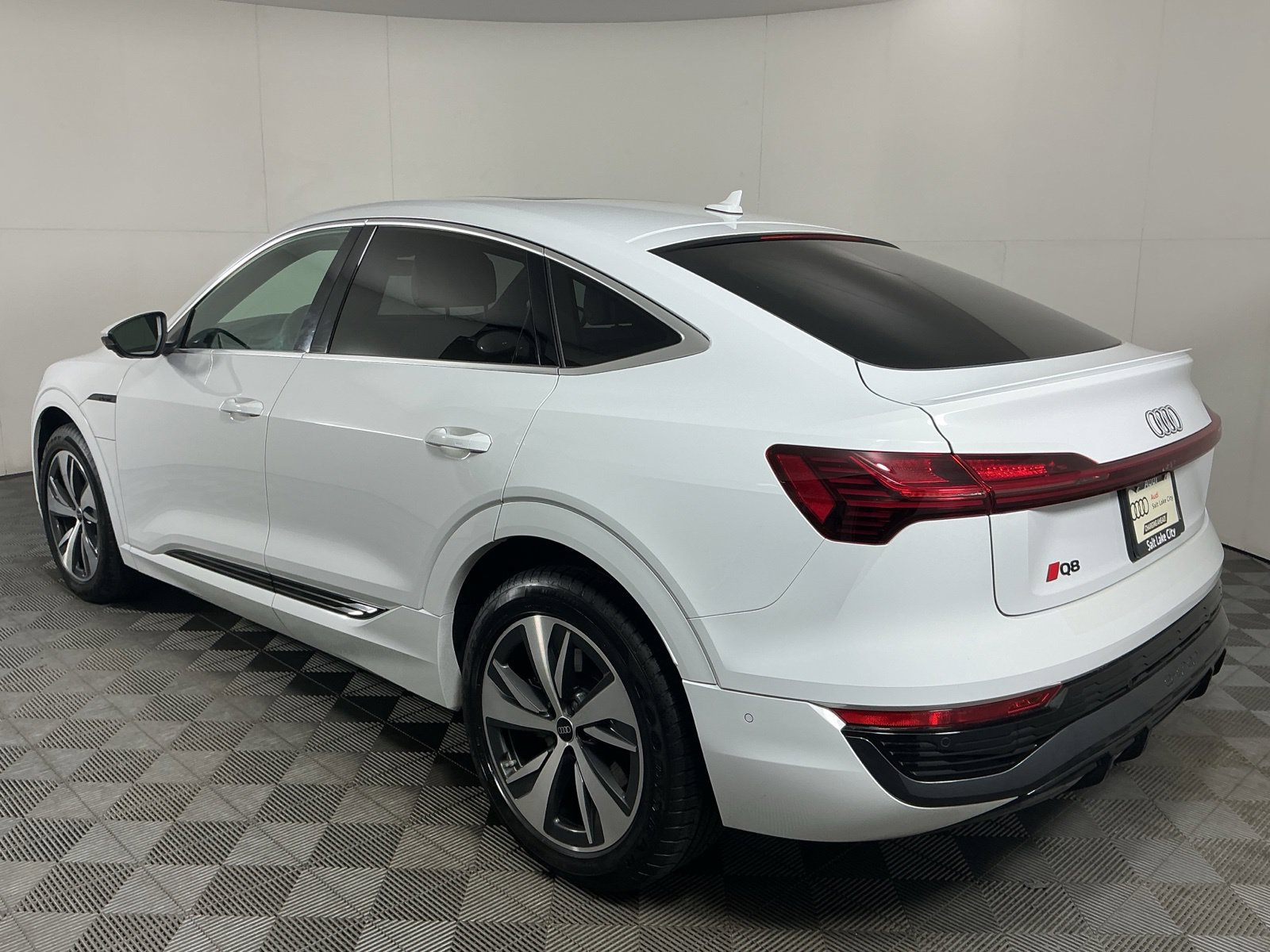 Used 2024 Audi Q8 e-tron Premium Plus w/ Premium Plus Package AWD/4WD image 7