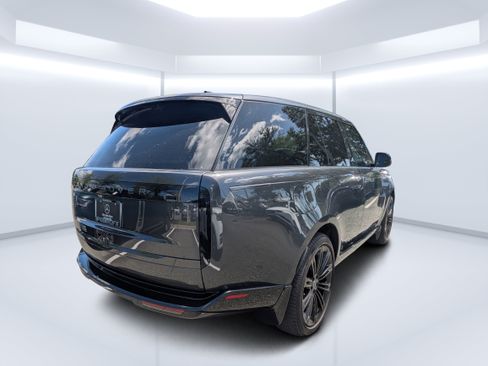 Used 2025 Land Rover Range Rover SE AWD/4WD image 3