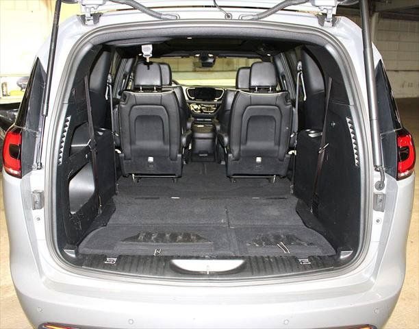 Certified 2025 Chrysler Pacifica Limited FWD image 39