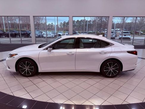 Certified 2025 Lexus ES 350 w/ Premium Package image 4